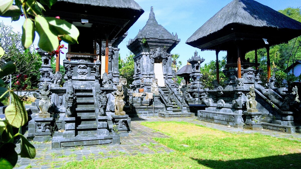 Индийский храм на улочках Куты