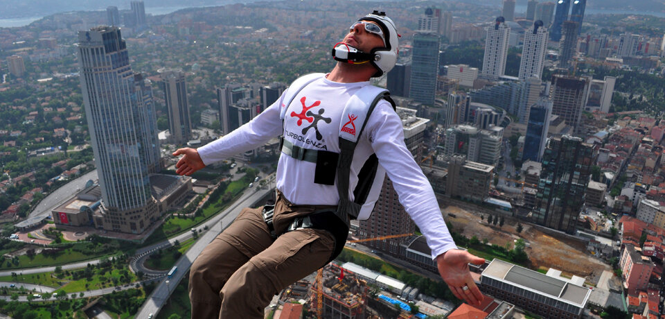 10 опасных видов спорта. Прыжок с Эйфелевой башни. Прыжок с парашютом с Эйфелевой башни. Самый опасный спорт в мире. Топ 10 самых опасных спортов.