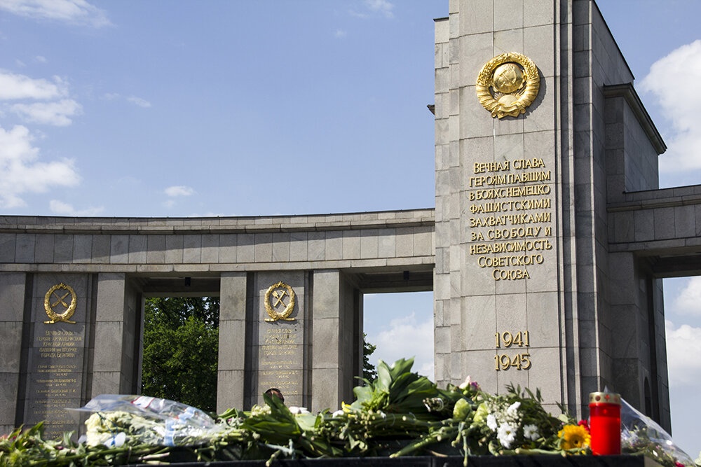 Советский военный мемориал в берлине тиргартен. Мемориальный комплекс советским солдатам в берлине. Мемориал советским воинам в берлине в тиргартене. Мемориалу советским воинам в тиргартене. Тиргартен парк в берлине мемориал.
