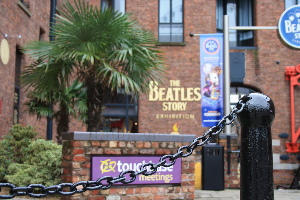 Открытие музея Битлз было блистательной идеей подзаработать на популярности знаменитой четвёрки, что и позволило Ливерпулю вновь возродиться. Уверен, каждый уважающий себя фанат группы просто обязан хотя бы раз в жизни побывать в этом городе и заглянуть в музей Битлз.


