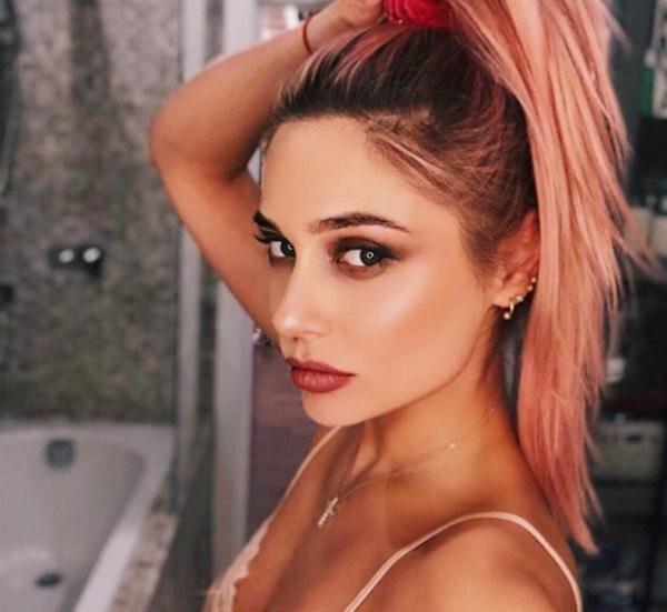 Поклонники раскритиковали Наталью Рудову за розовый цвет волос