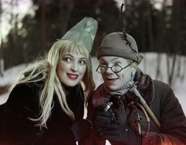 Клара Лучко (слева) и Зинаида Нарышкина в фильме "Снежная сказка"