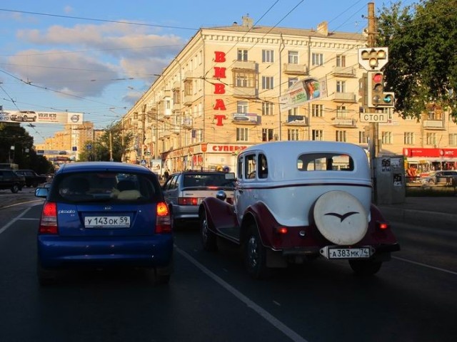  Еду я как-то по Перми, никого не трогаю. Еду не так чтобы уж быстро, но динамично, в меру способности машины, но без надрыва.