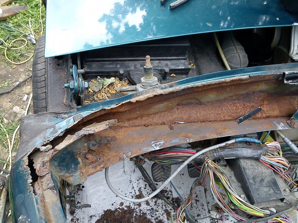 Классические последствия запущенного гниения рамки. В труху превращается не только она, но и всё что ниже, включая перегородку двигательного отсека.