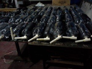 Солнечный коллектор на этапе строительства. Дно бутылок покрыто черной краской. Трубопровод - ПВХ