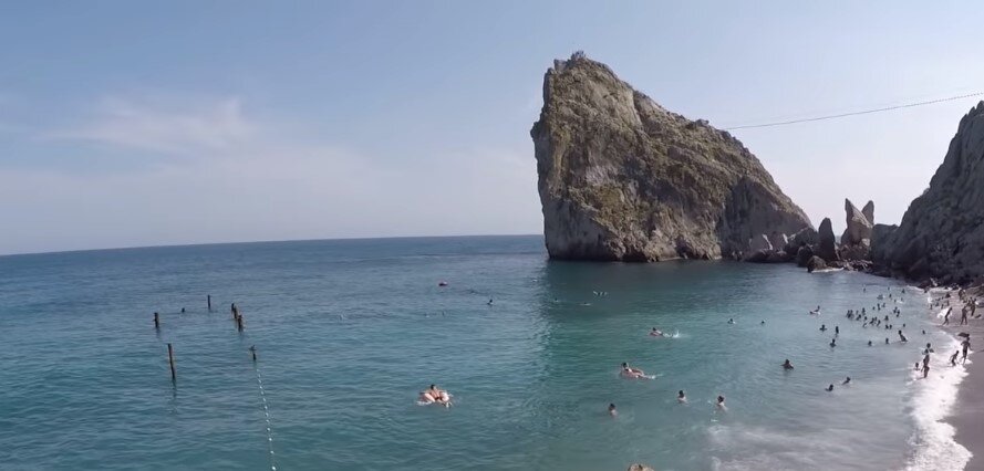 А в Симеизе хорошо, и места на пляже есть