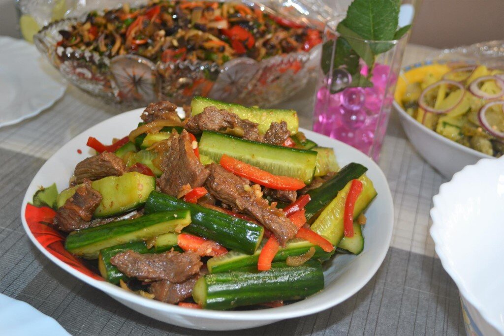 салат из огурцов и мяса. салат с говядиной и огурцами по-корейски. корейский салат с мясом. салат огурцы с мясом. веча салат из огурцов.