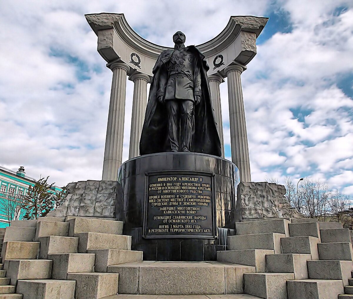 Памятник Александру 2 в Москве у храма Христа Спасителя