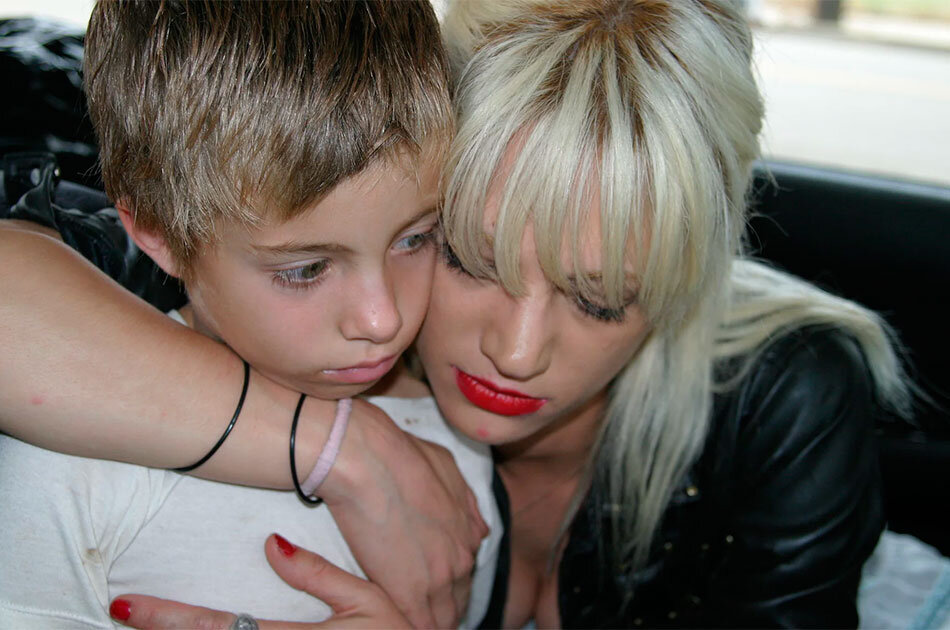 Кадр из фильма «Цыпочки», в котором Азия Ардженто сыграла мать тогда еще 9-летнего Джимми Беннетта. Возможно, в голове актрисы роились нехорошие мысли. Но она подождала еще восемь лет.