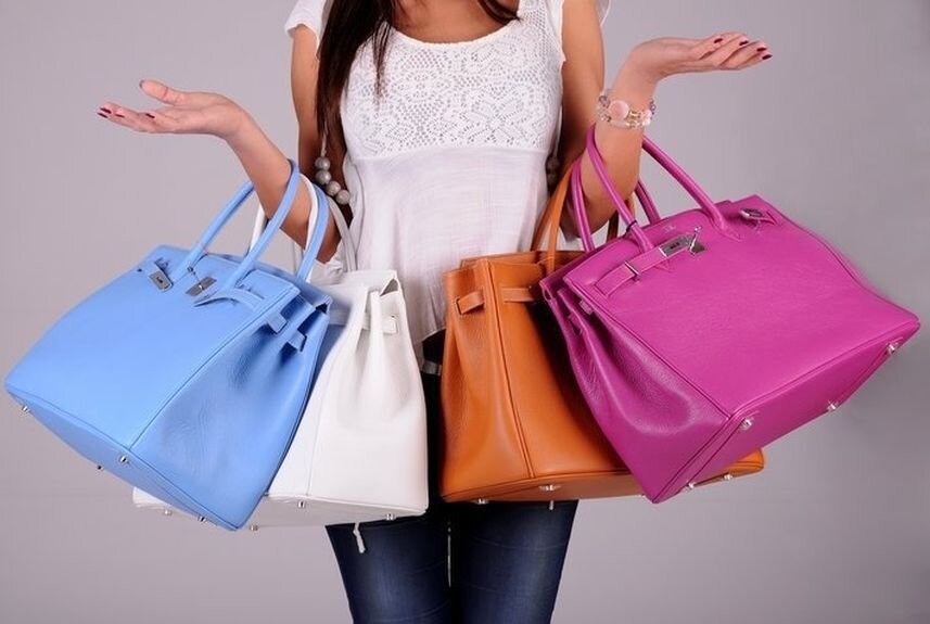 Где выбрать сумку. Сумка женская. Модные женские сумки. Женщина с сумкой. Красивые сумки для девушек.