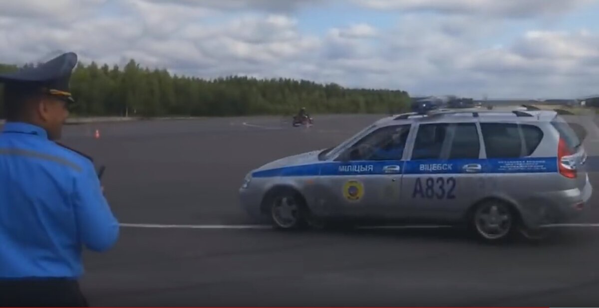    Кадр из видео - погоня белорусских Гаишников за мотоциклистом