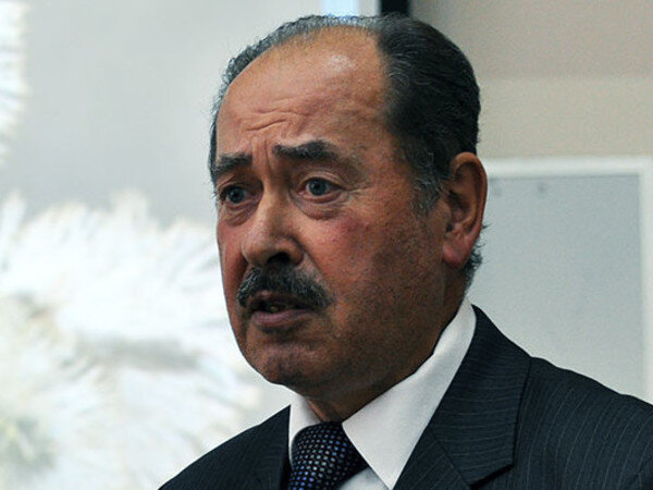 Профессор Вахтанг Мерабишвили, руководитель отдела организации противораковой борьбы НМИЦ онкологии имени Н. Н. Петрова рассказал «Фонтанке», как считают онкологических больных в России и в мире, о чём на самом деле говорят цифры и стоит ли их бояться. 
Минувшим летом он обратился с письмом к коллегам – главным врача онкологических диспансеров с призывом «отменить сбор фейковых данных, формирующихся на коленке».

Российская и мировая системы учёта онкобольных

Каждый год в мире выявляется 14 миллионов первичных случаев рака, при этом не больше трех миллионов регистрируются медицинскими структурами. Все остальное — это так называемая экспертная оценка. Ее дают сотрудники Международного агентства по изучению рака (МАИР, ответвление Всемирной организации здравоохранения). Существуют страны, например, в Африке, где нет министерства здравоохранения и онкологических служб как таковых. Там МАИР помогает собирать информацию отдельным медицинским учреждениям. По тем странам, по которым есть только экономическая информация, оценивают примерное количество заболевших на 100 тысяч человек.

В развитых странах оценка ситуации ведется по стандартизованным показателям, а в России — по грубым, и это, как считают многие специалисты, серьезный недостаток отечественной системы. Дело в том, что страны сильно различаются по структуре населения. Если в стране или регионе много детей, там очень низкий уровень заболеваемости: 10-15, максимум 20 первичных случаев на 100 тысяч населения. Если же основу населения составляют люди старше 60-70 лет, там на каждые 100 тысяч человек будет уже от двух до пяти тысяч случаев. От того, какая доля населения превалирует на конкретной территории, зависит общий грубый показатель заболеваемости. Но чтобы грамотно сравнивать данные, их нужно пересчитать с учетом разных факторов, иначе получится средняя температура по больнице, которая нам ничего не даст. Это и значит «считать по стандартизованным показателям». Такую работу выполняет международная программа «Рак на пяти континентах», которая появилась после Второй мировой войны.

Петербург — первый

«Рак на пяти континентах» формирует данные о распространенности злокачественных опухолей и издает данные в виде монографий. Качество данных, которые передаются в эти издания, жестко контролируется. Долгое время Петербург был единственной российской территорией, представленной в «Раке на пяти континентах», в самом авторитетном мировом источнике по теме статистики в онкологии.

    25 лет назад в Петербурге был создан первый в стране популяционный раковый регистр — огромная база, объединяющая все медицинские данные обо всех раковых больных.

Такие регистры помогают изучать и прогнозировать онкологическую заболеваемость, исследовать, а затем учитывать потребности пациентов. Создал и возглавляет петербургский раковый регистр профессор Вахтанг Мерабишвили.

После того как в 1993 году появился петербургский регистр, по приказу Минздрава регистры были организованы по всей стране. Руководить всеми ими было поручено московскому Онкологическому институту Герцена. При этом регистры стали использоваться как система сбора информации для ежегодного отчета.

Отчеты без расчета

В России все больные злокачественными новообразованиями ставятся на пожизненный учет. Данные о пациентах от всех медицинских учреждений, включая частные клиники, поступают в популяционные раковые регистры. Но система ежегодных государственных отчетов искажает данные.

«Вообще в мире никто не составляет государственные отчеты, — поясняет профессор Мерабишвили. — И уж тем более нельзя это делать через 20 дней после завершения календарного года, как у нас. Это онкология. Здесь торопливость дает неверные данные, и больше ничего. Все тенденции, связанные со злокачественными образованиями, развиваются очень медленно. Неважно, представляете вы данные за этот год или за предыдущий — они очень близки, они очень медленно меняются».

В развитых странах данные собираются с 1 января до 31 декабря, на их обобщение дается примерно два года. В России же обобщение данных за прошедший год проводится до 20 января. Но за это время не успевают поступить данные об умерших, а также большое количество других документов.

«За одну неделю нельзя составить отчет по 20 тысячам больных, и они отодвигаются на месяц, потом хвосты с предыдущего года добавляются в отчетный год. А умершие сюда уже не попадают. Зато получаются очень хорошие показатели», — говорит Вахтанг Мерабишвили.

Что не так

По данным Минздрава, в России выявляется более 50% ранних стадий, по некоторым территориям даже 60%. Из уст министра здравоохранения во время доклада президенту прозвучали даже неправдоподобные 70%. Но в реальности, настаивают специалисты, их не больше 30-35%. Все эти противоречия хорошо видны по данным популяционных раковых регистров. Однако в СМИ попадает искаженная, неполная информация.

Для примера можно взять данные по зарегистрированным больным, которые погибают на первом году.

Данные по России разительно отличаются в лучшую сторону: 23% по стране (оба пола), Севастополь — 11%, Московская область — 15%.

«Это не потому что врут, а потому что неправильно организована система сбора и анализа данных. Но хвастаться тем, что у нас 20% и эти показатели снижаются, — значит позориться. Никто в мире не в силах добиться таких показателей! По всем 14 территориям, которые мы курируем и где исчисляем данные на основе популяционных раковых регистров, картина одинаковая», — говорит профессор Мерабишвили.

При этом он отмечает: достижения в отечественной онкологии есть, и весьма существенные. Показатели выживаемости уже близки к среднеевропейским, идет движение в сторону улучшения. Но хорошая работа специалистов дает честную статистику, которая чиновникам не нравится.

Что произошло?

Недавно петербургская база серьезно сократилась: вместо данных по 550 тысячам больных в ней остались данные по 200 тысячам. Сотрудники МИАЦ (Медицинского информационно-аналитического центра. – Прим. ред.) убрали из нее всех умерших.

«База стала бессмысленной, — уверен профессор Мерабишвили. — У них получается стопроцентная выживаемость при любой локализации опухолей и при любой стадии заболевания. Это бред. Человек, попадающий в базу с раковым диагнозом, никогда из нее исключаться не должен, независимо от того, жив ли он, переехал ли в другую местность. Никаких аналитических разработок провести по этой базе теперь невозможно».

В результате базу данных по Петербургу не приняли в Москве, где формируется федеральный регистр, она впервые за 30 лет не попала и в «Рак на пяти континентах».

По оценкам профессора Мерабишвили, в России сейчас около миллиона «живых» мертвых душ — дело в том, что по многим территориям у специалистов нет или временно не было доступа к базе данных умерших, даты смерти пациентов неизвестны, и они продолжают числиться живыми.

Проблемы, связанные со статистикой, активно обсуждались на недавнем онкологическом форуме «Белые ночи». Многие специалисты, в том числе представители Минздрава, согласились с главой петербургского ракового регистра в том, что ситуацию со сбором данных необходимо менять. Пока же стоит помнить о том, что в действительности все не так плохо: если вести подсчеты по международным правилам, российские показатели выживаемости близки к европейским, а по раку легкого и раку желудка выживаемость даже выше средней европейской, причем показатели продолжают расти.

    Ежегодно в Петербурге регистрируется более 25 тысяч новых случаев злокачественных новообразований. Первое место принадлежит раку молочной железы. В 2016 году было зарегистрировано более 3000 новых случаев (11,69% от числа всех опухолей), на втором месте — кожа, кроме меланомы (8,75%), на третьем — рак ободочной кишки (8,73%). Это распределение характерно для женщин.
    У мужчин преобладают рак предстательной железы (14,44% от общего числа новых опухолей и более 1500 новых случаев за 2016 год), на втором месте рак легкого (14,13%), на третьем — рак желудка (8,23%).
    Всего в Петербурге под наблюдением находятся более 124 тысяч онкологических больных.
    Ежегодно в России умирает около 2 миллионов человек (1 908 541 – 2015 г.), при этом абсолютное число умерших в 2015 году от злокачественных новообразований составило 296 476 человек. В Северо-Западном Федеральном округе РФ умерло от злокачественных новообразований 32 265 человек: 16 121 мужчин и 16 144 женщин.
    В структуре смертности российского населения злокачественные новообразования занимают второе место, как и в СЗФО, после болезней сердечно-сосудистой системы; травмы и отравления перешли на третье место.
    Основными причинами смерти среди злокачественных новообразований у мужского населения Санкт-Петербурга являются рак легкого, рак желудка, рак предстательной железы и рак ободочной кишки. Среди женского населения первое место занимает рак молочной железы, рак ободочной кишки и рак желудка.
    Ежегодно в Санкт-Петербурге регистрируется более 13 тыс. случаев смерти от злокачественных новообразований (13 319 – 2015г.).
    С 1990 года смертность среди мужского населения уменьшилась по таким локализациям, как рак пищевода, рак желудка, рак гортани, рак легкого, системные новообразования лимфатической и кроветворной ткани. Произошло увеличение смертности от рака ободочной и прямой кишки, костей и мягких тканей, меланомы кожи и предстательной железы. Среди женского населения снизился уровень смертности от рака пищевода, желудка, прямой кишки, новообразований лимфатической и кроветворной ткани.
    Увеличилась смертность женщин от рака ободочной кишки, гортани, костей и мягких тканей, меланомы кожи, молочной железы, шейки матки, опухолей мочевых органов и рака тела матки.

Как сообщалось ранее, в Минздраве РФ рапортуют об очередной победе над ВИЧ-инфекцией. Не потребовалась ни одна из трех обещанных В. Скворцовой вакцин, так и не появившихся в системе здравоохранения. Подробнее читайте: Отчеты и цифры по диспансеризации ВИЧ-инфицированных составляются «на коленке» и на глазок.