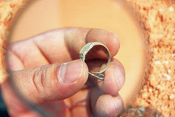 раскопки, швейцарские часы, необъяснимые события 