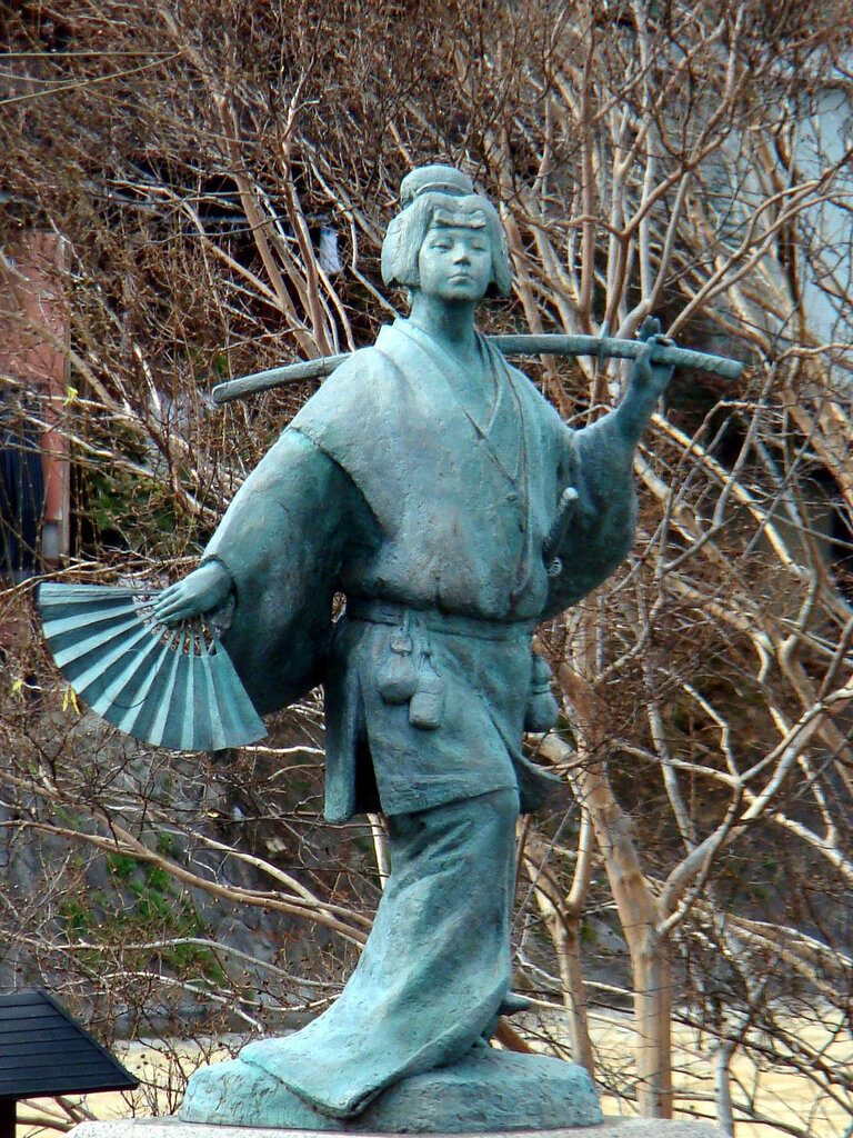 Статуя основательницы кабуки в Киото (из tr.docname.site)