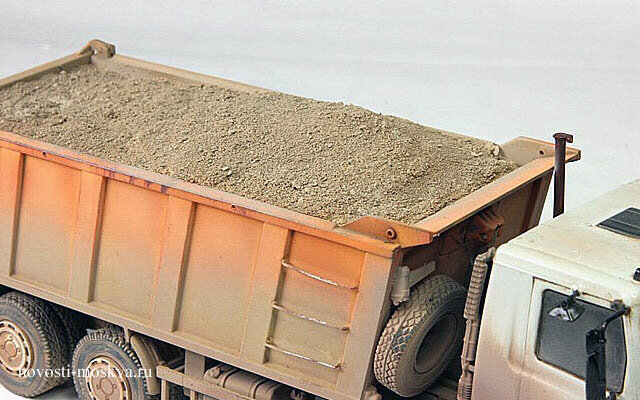 
Интересное дорожно-транспортное происшествие было зафиксировано очевидцем сегодня в Западном административном округе города Москвы. Водитель большегрузного самосвала выгрузил многотонное содержимое из кузова своего автомобиля прямо на машину сотрудников дорожно-постовой службы.