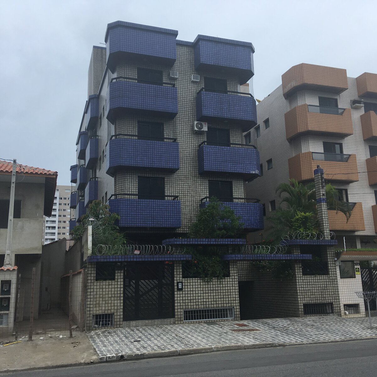 Милый домик, в котором мы снимали квартиру, окружён по периметру колючей проволокой. 