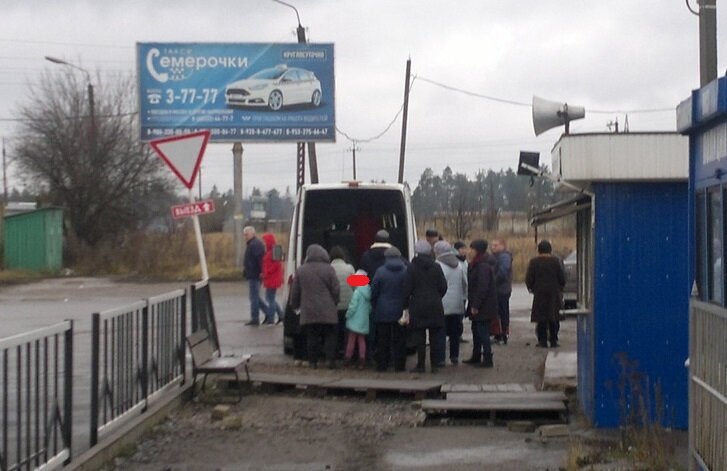 Высадка-посадка пассажиров у билетного ларька ООО "Автомобилист" иногда напоминает что-то другое...