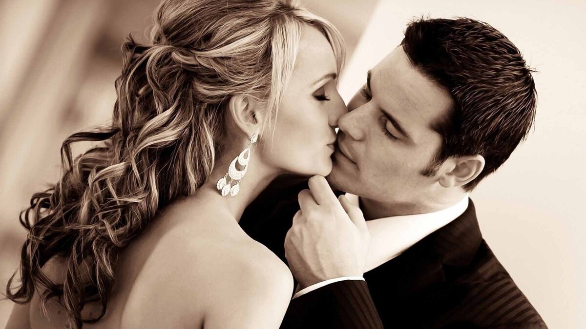 Сон целоваться с замужней женщиной. Красивый поцелуй. Мужской поцелуй. Романтика поцелуй. Красивая пара.