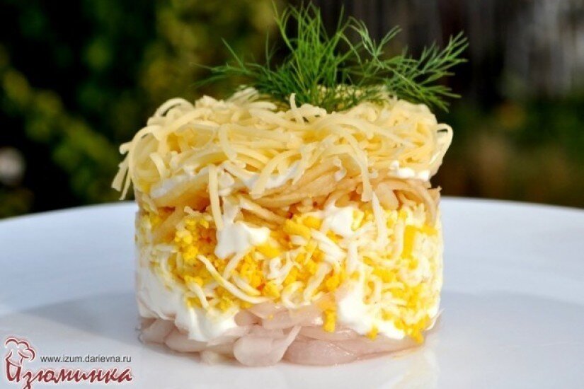 Салат яйцо яблоко. Салат из сыра и яблок. Салат с пармезаном и яблоком\. Салат с курицей и яблоком и сыром. Салат яблоко яйцо лук.