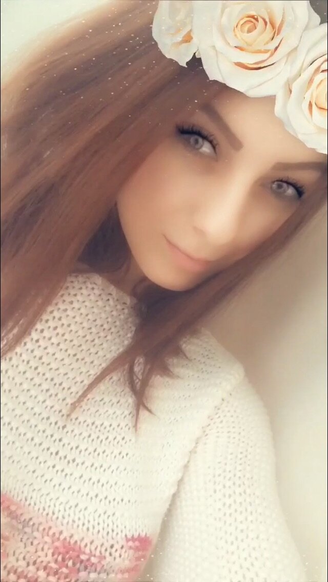 А в руках цветы - Розы, какой-то иной красоты.                                                                                           Давно я не писала статьи!!! Не было вдохновения и желания писать. Да и дни были слишком загруженные. Одним словом не до писанины было...                                                                Но один мой знакомый вернул мне вдохновение! Как?-спросите вы. Да очень просто! Я по жизни человек-Музыка. Я живу музыкой и она являе неотъемлемой частью моей жизни. Она задаёт мне настроение,делает мой день... На данный мамент я являюсь администратором паблика. Этот паблик принадлежит моему знакомомому(он исполнитель) И благодаря ему я нашла своё вдохновение. Я переслушала все его треки. Я нашла в них частичку себя. Признаюсь честно!!! -мне нравиться манера исполнения,голос и текста. Мне нравиться что он спрашивает мое мнение. Мне нравиться как он пишет и я фанатею от его треков. Возможно я его ярый фанат)))))) Так же этот человек мне близок по-духу. Можно было б сказать что мы родственые души,но это не так. Мы никогда не виделись с ним в живую (кстати жаль что не видились)мы не знаем друг о друге,у нас разные взгляды на жизнь и т.д. Единственно что нас объединяет это Музыка.       ..                                                                                                                                                                                                Недавно мне полюбился еще один трек этого человека. В моем списке «любимые треки»  уже был один трек с его участием. Но  трек «Розы» просто перебили все! Я была одной из первых кто услышал этот трек. Я влюбилась в него с первой секунды. Он был без оброботки,очистки и без фильтров. Но процесс уже было не остановить. Я ждала его выхода наверное сильнее чем его автор. Ведь исполнитель данного трека задел каждую частичку моего тела. Своим треком,он сам того не зная,затронул мою душу и запустил в неё каждую строчку текста...  Одним словом трек просто космос. И этим космосом я хочу поделиться со всеми. Хочу чтоб этот трек не только услышали миллионы,но и чтоб в нем вы нашли частичку себя.                                                                                                   Возможно то что вы сейчас прочитали покажется вам бредом ,но этот бред часть меня.  Меня пойму лишь те,кто так же привязан к музыке. Те в ком живет музыка и те кто ее создаёт. После написания данной статьи я выложу видео с эти треком и ссылочки на исполнителя. Чтоб и вы могли оценить его!Возможно вы влюбитесь в его треки так же как и я. Ну или влюбитесь в исполнителя))))) Поэтому я буду с нетерпением  ждать ваши комментарии. Мне важно ваше мнение !!!!!!! Всем✌🏻✌🏻✌🏻