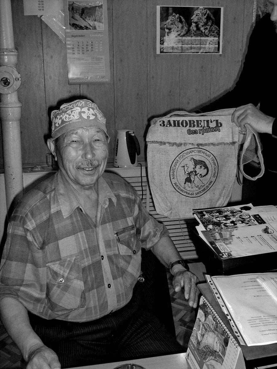 
Прожив немного времени в Курмач-Бойголе, семья Ильтеевых переезжает в селение Эдербес, Турочакского района, в верховья Тулоя. Сейчас на месте этого села можно найти лишь густые заросли крапивы, а во времена детства Азия Владимировича это было богатое и цветущее место. Вот как он сам рассказывает о своем селе: «Поселок находился в окружении кедровой тайги, не знавшей бензопилы; а окружающая местность была богата зверем и птицей, кедровым орехом и лесными ягодами, реки кишели рыбой». Турочакский район, в те времена, давал больше 600 тысяч тонн ореха в год. И сразу разговор переходит на главную тему.
