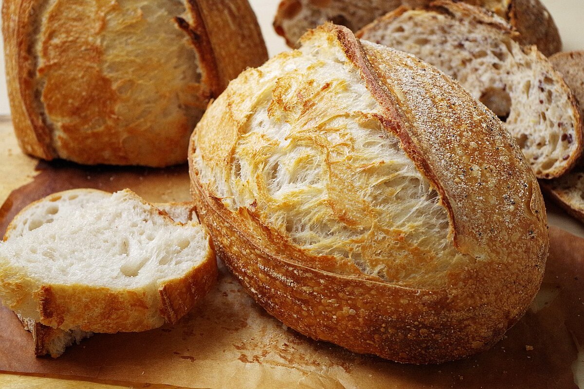 Bread. Хлеб пшеничный Батонообразный. Рустикальный пшеничный хлеб. Хлеб из ПШ еничном муки. Белый хлеб.