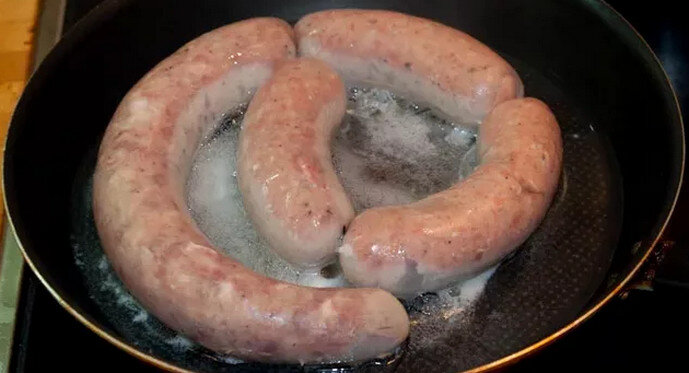 Чтобы правильно жарить аппетитные сосиски на сковороде, достаточно взять необходимое количество этих «мясных палочек», очистить их от оболочки, если она полиэтиленовая и поместить в горячую посуду с растительным маслом. В том случае, когда продукт был заморожен, перед началом приготовления его необходимо разморозить при комнатной температуре.