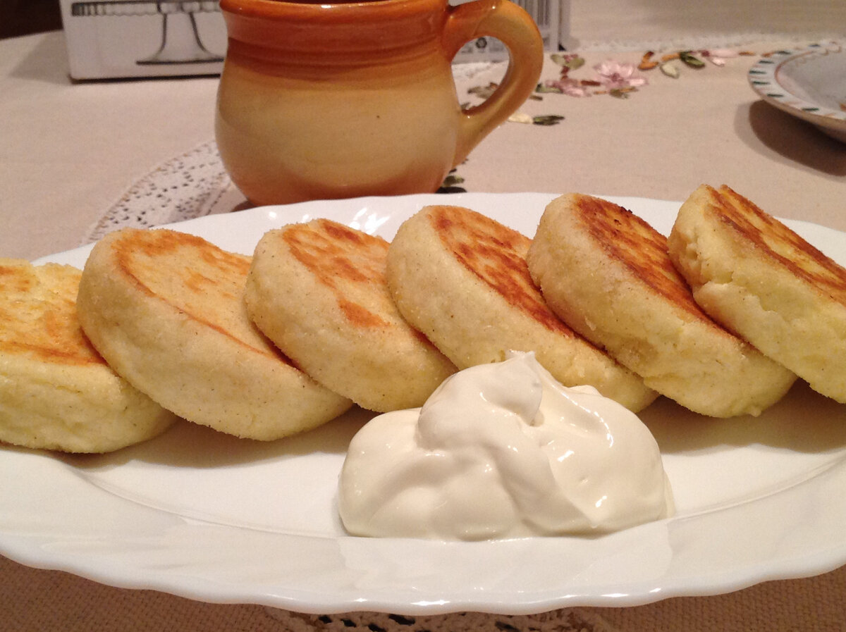 Привет, друзья! Спешу порадовать вас моим любимым нетривиальным рецептом сырников с ванилью. Мы сделаем их в духовке - более мягкий и диетический вариант, чем на сковороде.