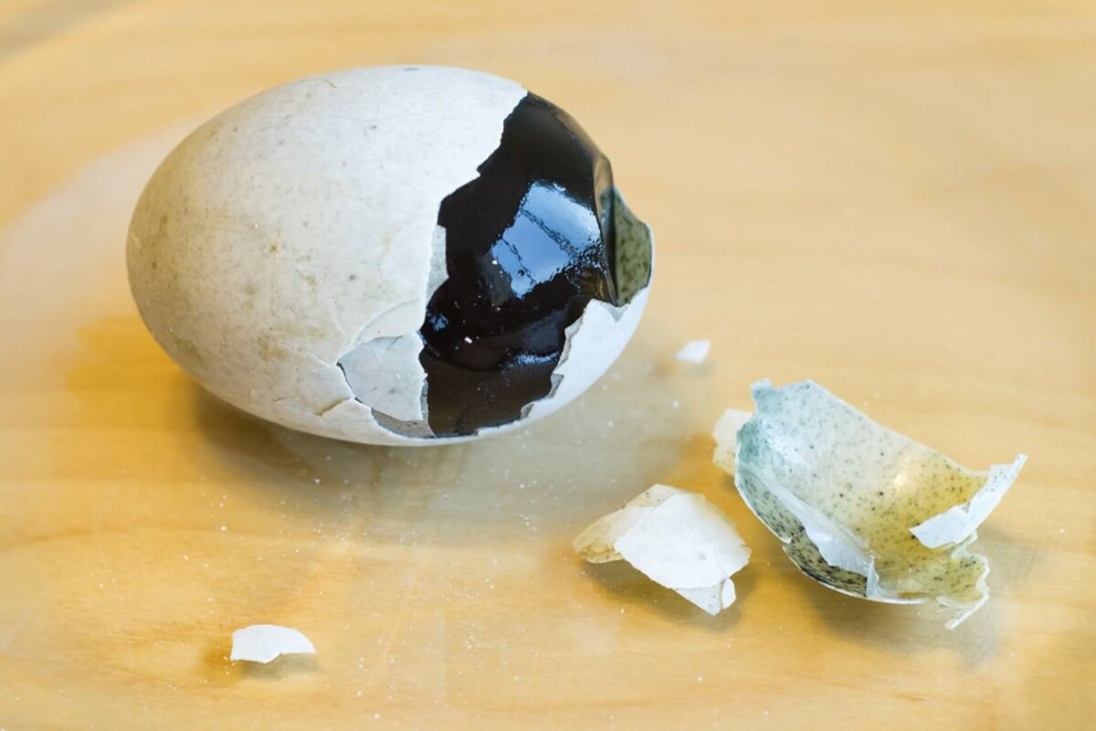Воняют яйца. Тысячелетнее яйцо Китай. Столетнее яйцо. Тысячелетнее утиное яйцо. Тухлое яйцо.