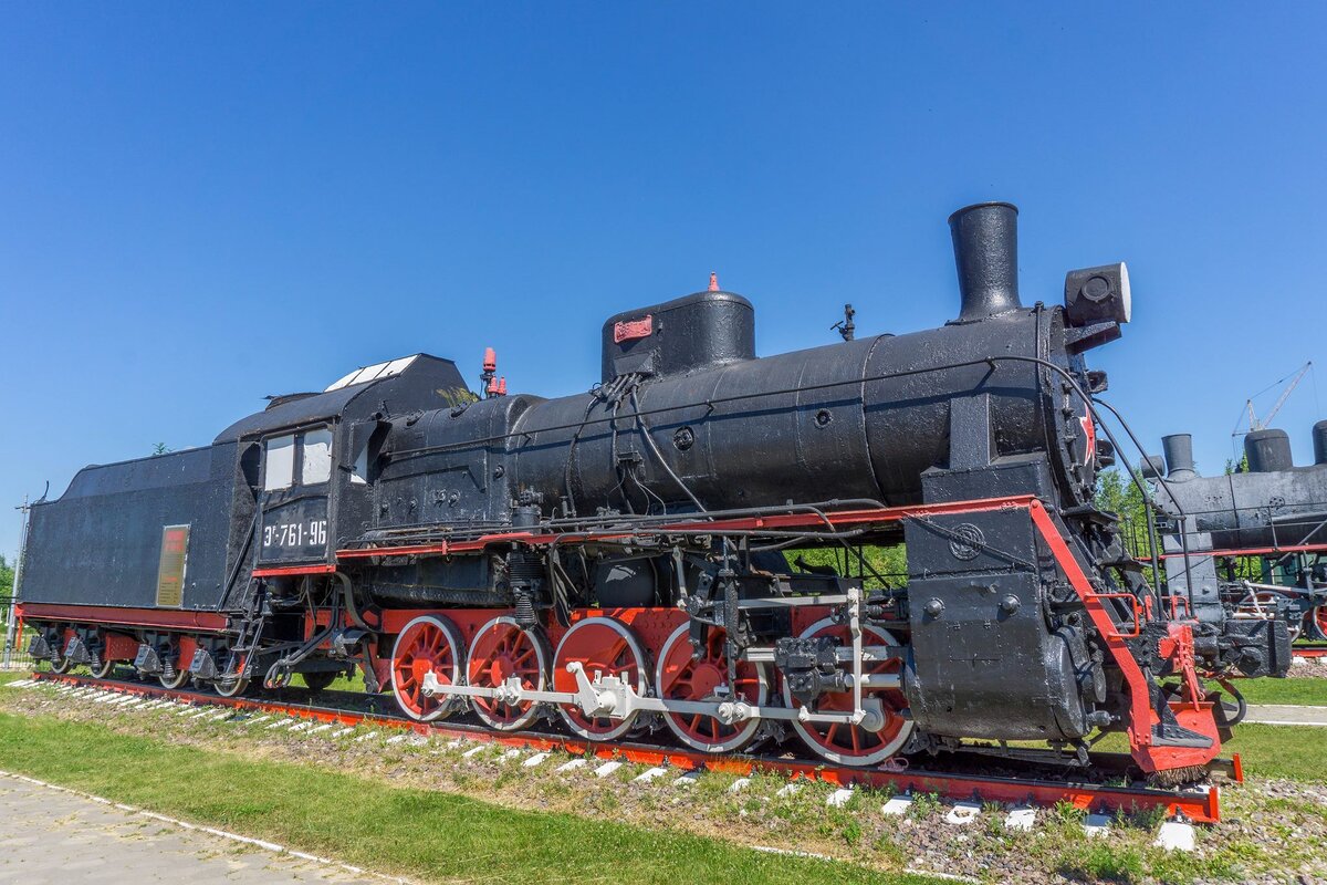  В один из выходных мне выдалась поездка от станции Гороховец, Владимирской области до Нижнего Новгорода. В отсутствие интернета на телефоне я стал изучать карту окрестностей и нашёл в ней место показавшееся интересным- музей паровозов на окраине города.  Музей располагается около станции "Нижний Новгород сортировочный", путь пешком от станции занимает несколько минут. Вход бесплатный.