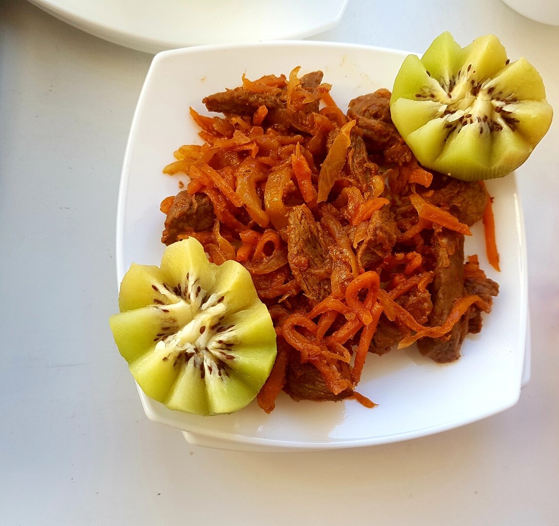 Гуляш с киви