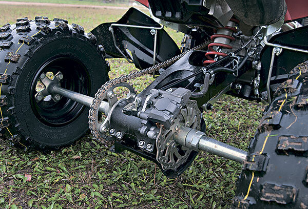 Похожая схема с центральным расположением двигателя и цепным задним приводом сохранилась на некоторых квадроциклах (фото: http://atvtrade.ru/wp-content/uploads/2015/05/70_3.jpg) 