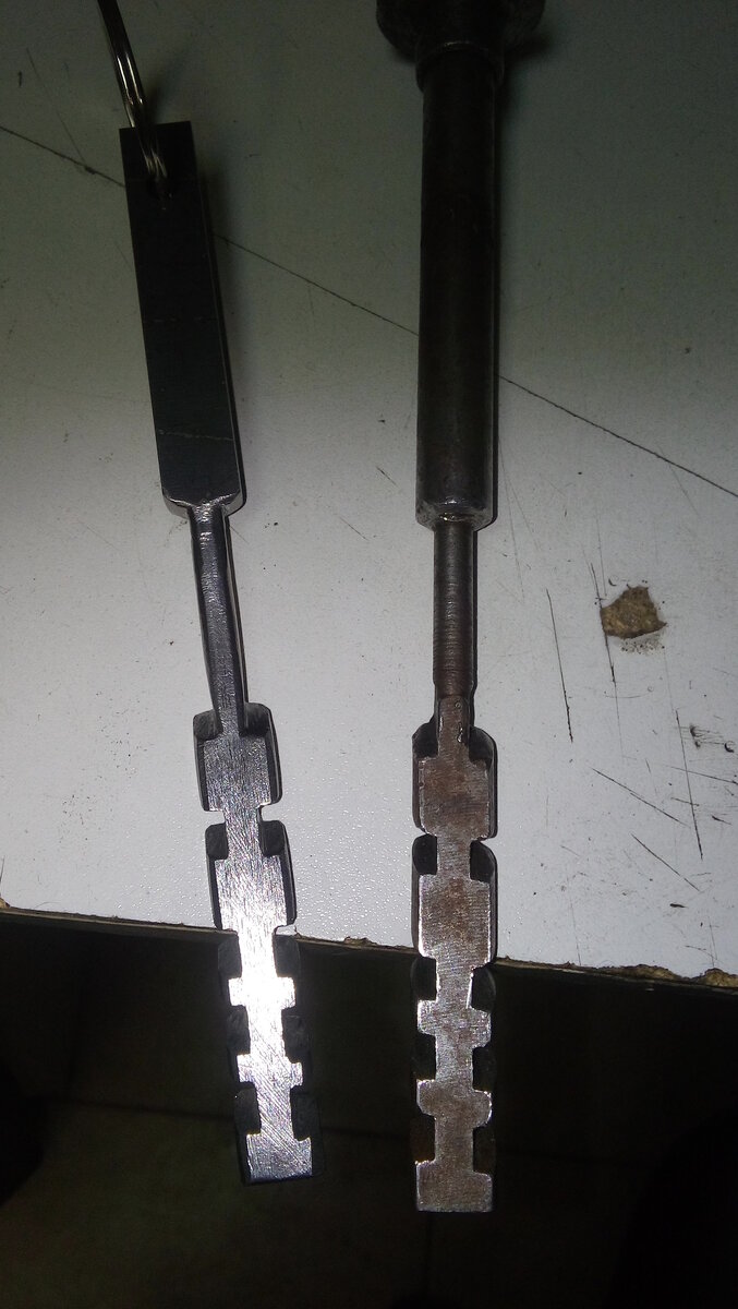 Копия и оригинал реечного ключа.