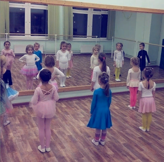 Кто давно работает со мной и Андреем знают, что танцы занимают большую часть нашей жизни. В голове всегда много мыслей о том, как же научить танцевать быстрее, качественнее, легче. ⠀
И этот процесс идёт и днем и ночью... мне, например, часто снятся новые схемы для детей🤦‍♀️ удобно конечно, проснулся и можно сразу начинать занятия😅
⠀
Меня вдохновляет, когда я вижу, что дети поменялись, выросли. Не в сантиметрах, конечно. Это не заметно с первого взгляда. Просто раньше при работе с ребенком нужно было часто направлять его внимание, а тут пришел на урок и сам спрашивает, что и как. Вдумывается в то, что делает. Появился контроль собственного тела. Вот это прям круто, причем может быть в любом возрасте, и в 6, и в 16 лет)
⠀
Для меня это лучший результат)
pp_from_mum
С детства мечтала о танцах,но родители посчитали что музыкалка лучше

anyuta_toys
Вспомнила свое детство , тоже занималась танцами и так мне это дело нравилось

aleksandr_afonin_
Здорово, что с нежного возрасте дети приучаются к прекрасному)

daria___posh
Какие зайчата)😍

