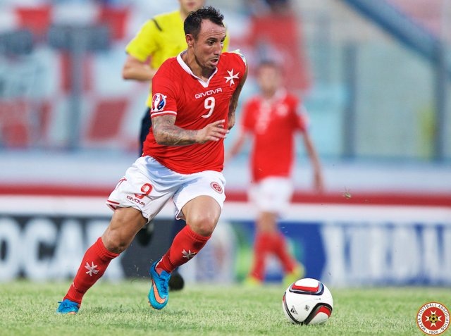 Майкл Мифсуд ("Биркиркара") до сих пор защищает цвета своего острова - ему почти 38 лет