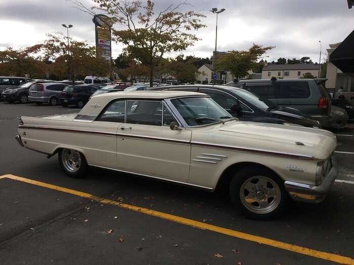 Mercury Meteor продолжает "космические" мотивы в автомобилестроении в 1962 году. А сейчас это лишь придает особый шарм таким автомобилям. Базовый двигатель Meteor представлял собой рядный шестицилиндровый двигатель V6 с одним карбюратором. Ставились также и двигатели V8 со сдвоенным карбюратором. Механическая коробка передач с тремя скоростями была стандартной. Автоматическая коробка передач Overdrive и Merc-O-Matic были опциями.