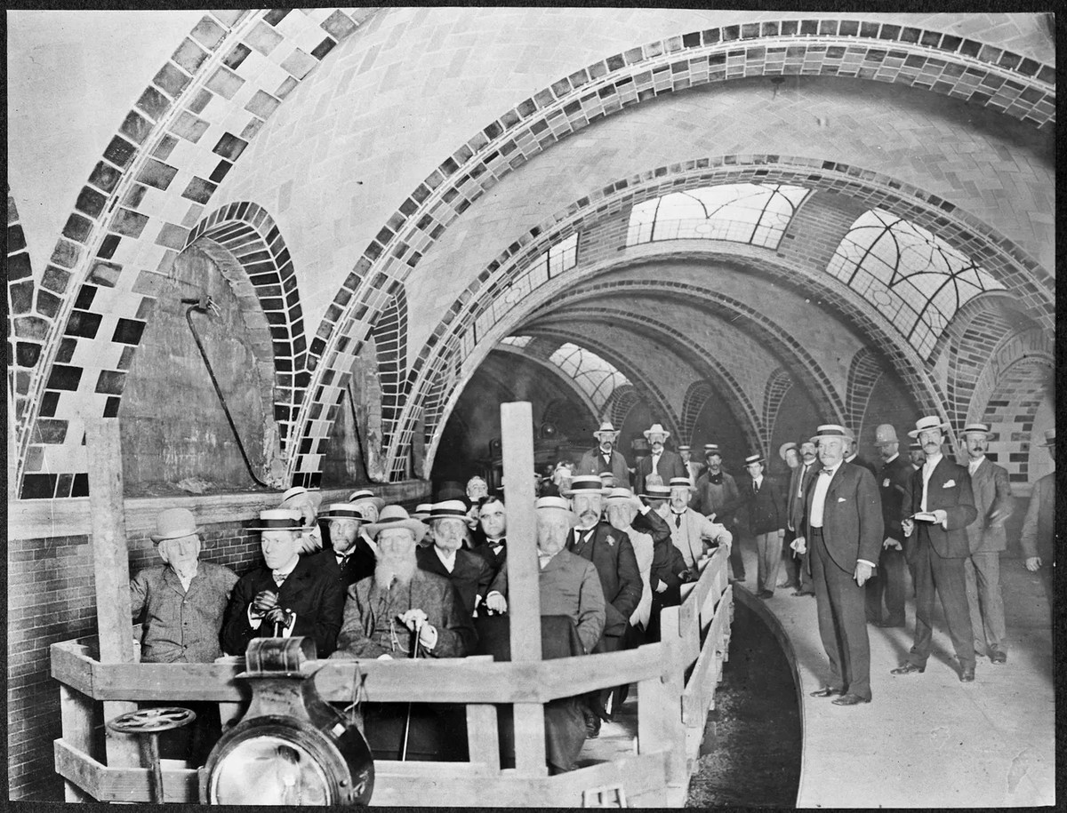 Первая поездка сити. Метро Нью Йорк 1868 год. Первое метро в Нью Йорке 1868. Метро Нью Йорка 1904. Второй метрополитен в Нью Йорке в 1868.