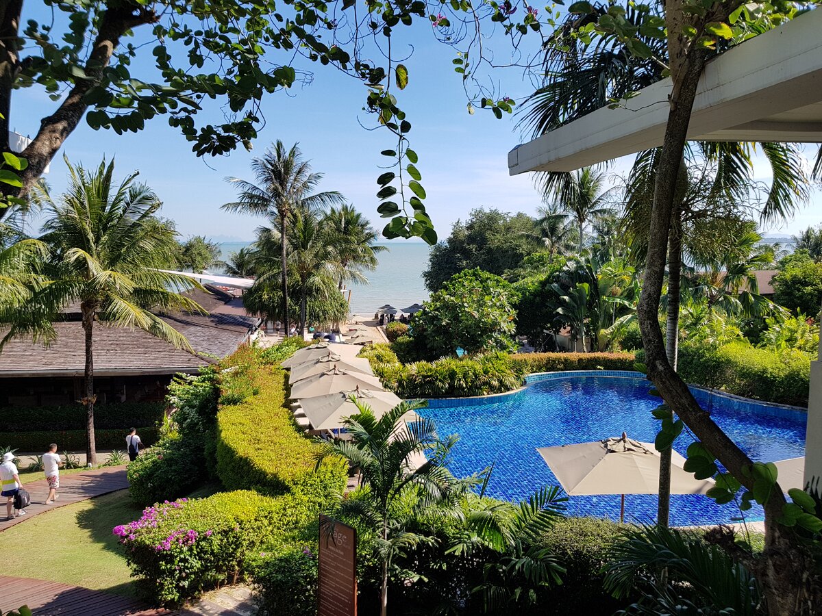 Вид на центральный бассейн со стороны ресепшен