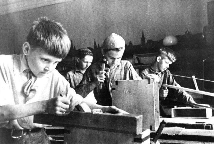 Мальчики работают на станках.