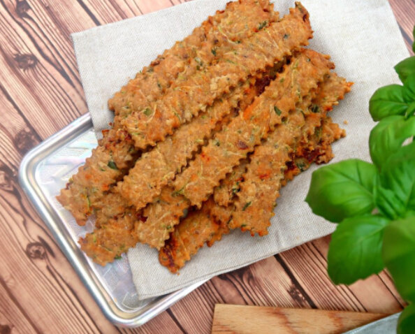  Для около 30 палочек:
70 г кабачков
60 г масла
1 яйцо
120 г ржаной муки
60 г муки из муки грубого помола
около 2 больших веточек свежего базилика
соль по вкусу
или 70 г сушеных маринованных помидоров