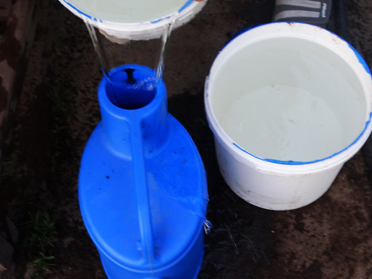 Теплая и настоянная вода для полива огурцов