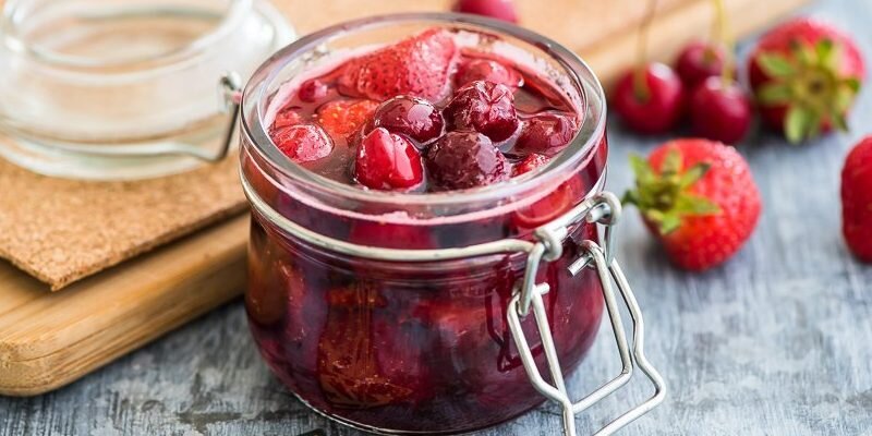https://i1.wp.com/cdn.lifehacker.ru/wp-content/uploads/2018/06/strawberry-and-black-cherry-preserve_1529501680-e1529501704837.jpg