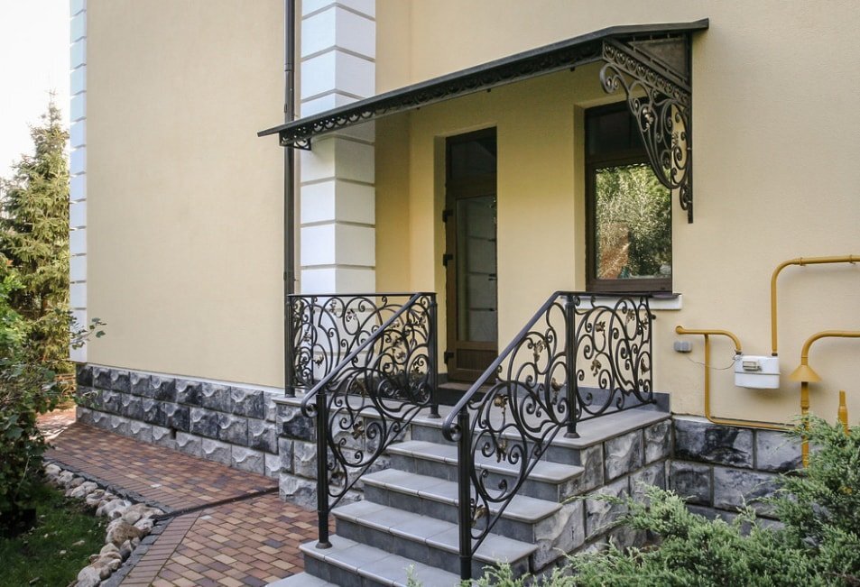 Как же красиво за частую выглядят металлические козырьки. Собрать большинство из них оказывается достаточно не сложно используя  гнуто-сварные элементы, профильную арматуру, трубу.