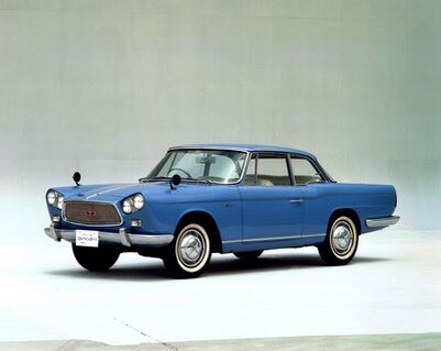 Первое поколение Nissan Skyline (I)


Серия ALSI – 1
Серия ALSI- 1 производилась с 1957 до 1958 в двух типах кузовов - седан и универсал. Использовался GA30 – 1500 см.куб. 4-х линейный двигатель, мощностью 60 л.с. с числом оборотов 4400 об/мин.




1957 skyline1500 ALSI-S1m

Серия ALSI - 2 
В 1958 произошло введение ALSI-2 - серии, которая просуществовала до 1963. Автомобиль был в основном таким же, как и предшественник, за исключением другой эмблемы на капоте и единственной большой, горизонтальной перекладины на решетке. Новыми были также четыре фары вместо двух как в серии ALSI-1 и новый двигатель GA4, мощностью 70 л.с.




1960 skyline1500 ALSI-D2


Серия BLRA - 3 от Микелотти (Michelotti)
В 1961 началось производство ограниченной серии автомобилей ручной сборки Skyline Sport новой серии BLRA-3, разработанный итальянцем Микелотти. Автомобиль создаётся в двух вариантах - купе и кабриолет и оснащается 4-х цилиндровым двигателем GB4, объёмом 1862 кубических сантиметров и мощностью 94л.с. Этот автомобиль имел очень стильный дизайн, но с другой стороны был очень дорог для своего времени. Так, к несчастью, его производство было остановлено. Отказ был сделан в пользу следующей серии S 50-E, которая была намного дешевле в производстве.




1962 skyline sport coupe BLRA-3

