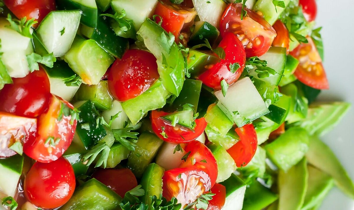 салат из помидор и огурцов