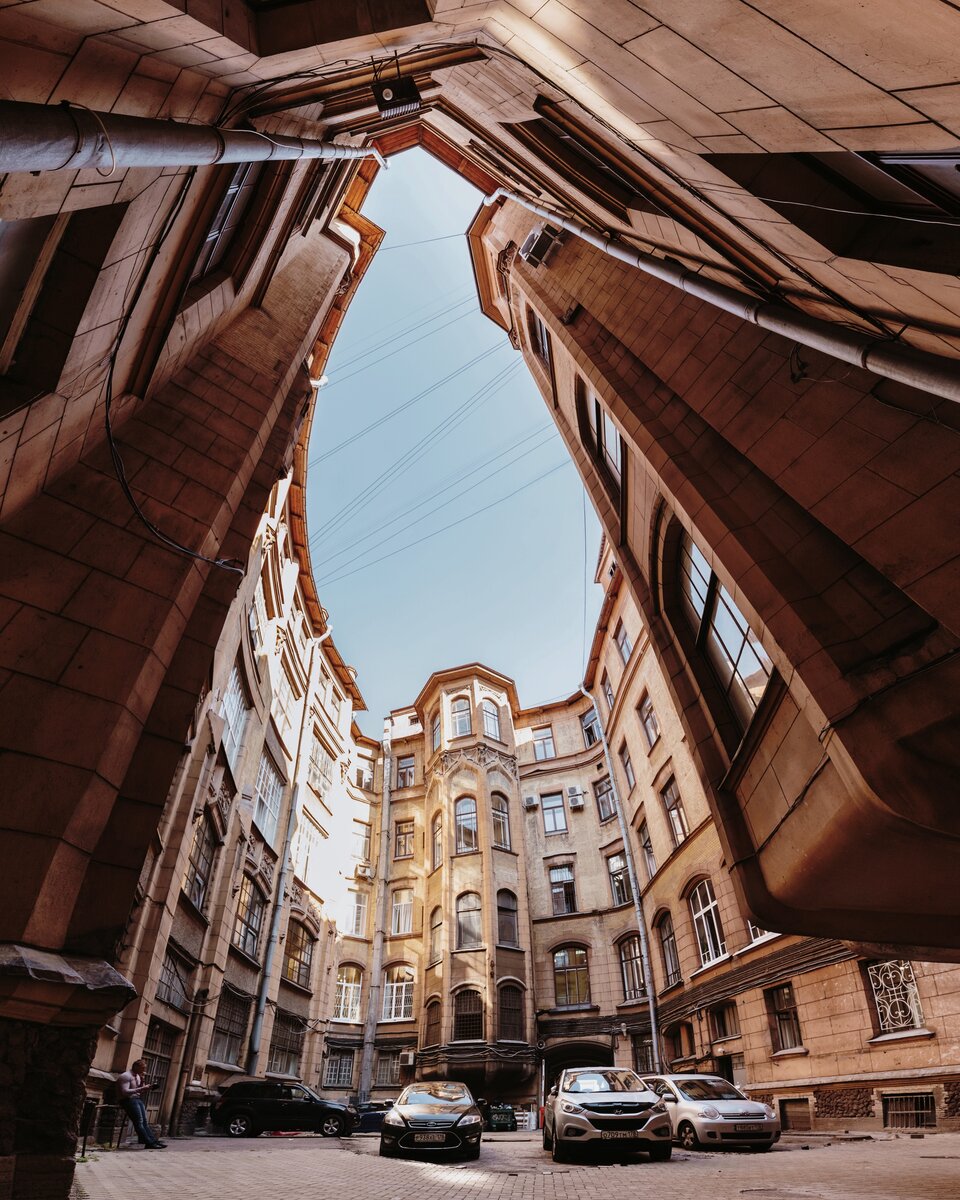 Санкт-Петербург, двор дома на Садовой улице 55-57, август 2018г