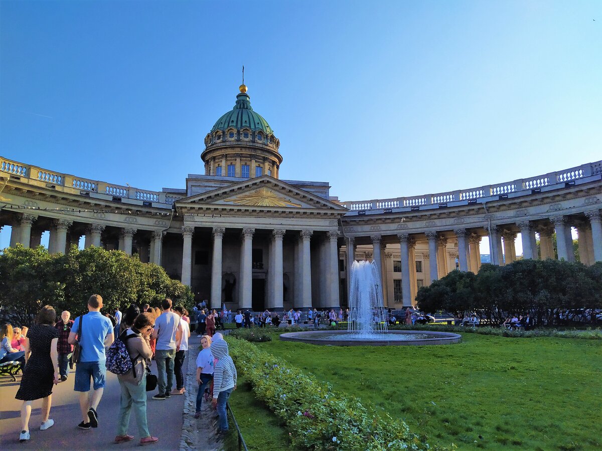 Фото у казанского собора