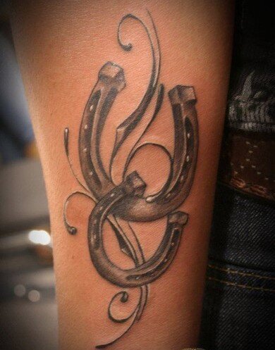 Оберег в виде подковы, находящийся над входной дверью, способен привлекать в дом удачу и благополучие и преградить путь всевозможным неприятностям и злости.