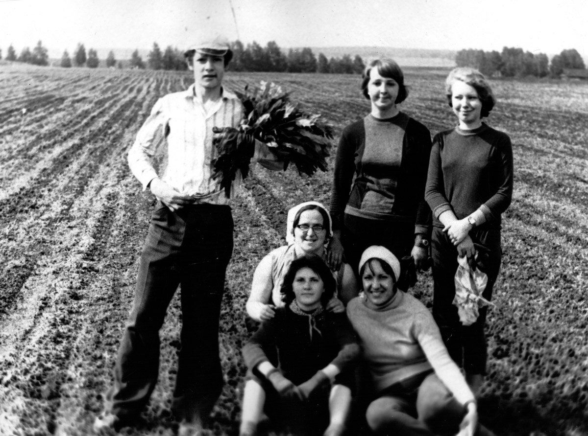  Одним из неотъемлемых признаков жизни в СССР была поездка «на картошку».-4-3