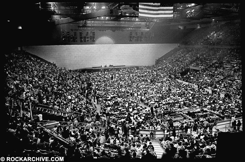 © Jill Furmanovsky / Rockarchive. Декорации к концерту в Нассау, США (1980). Фото перед концертом. Стена будет разрушена по ходу шоу. 